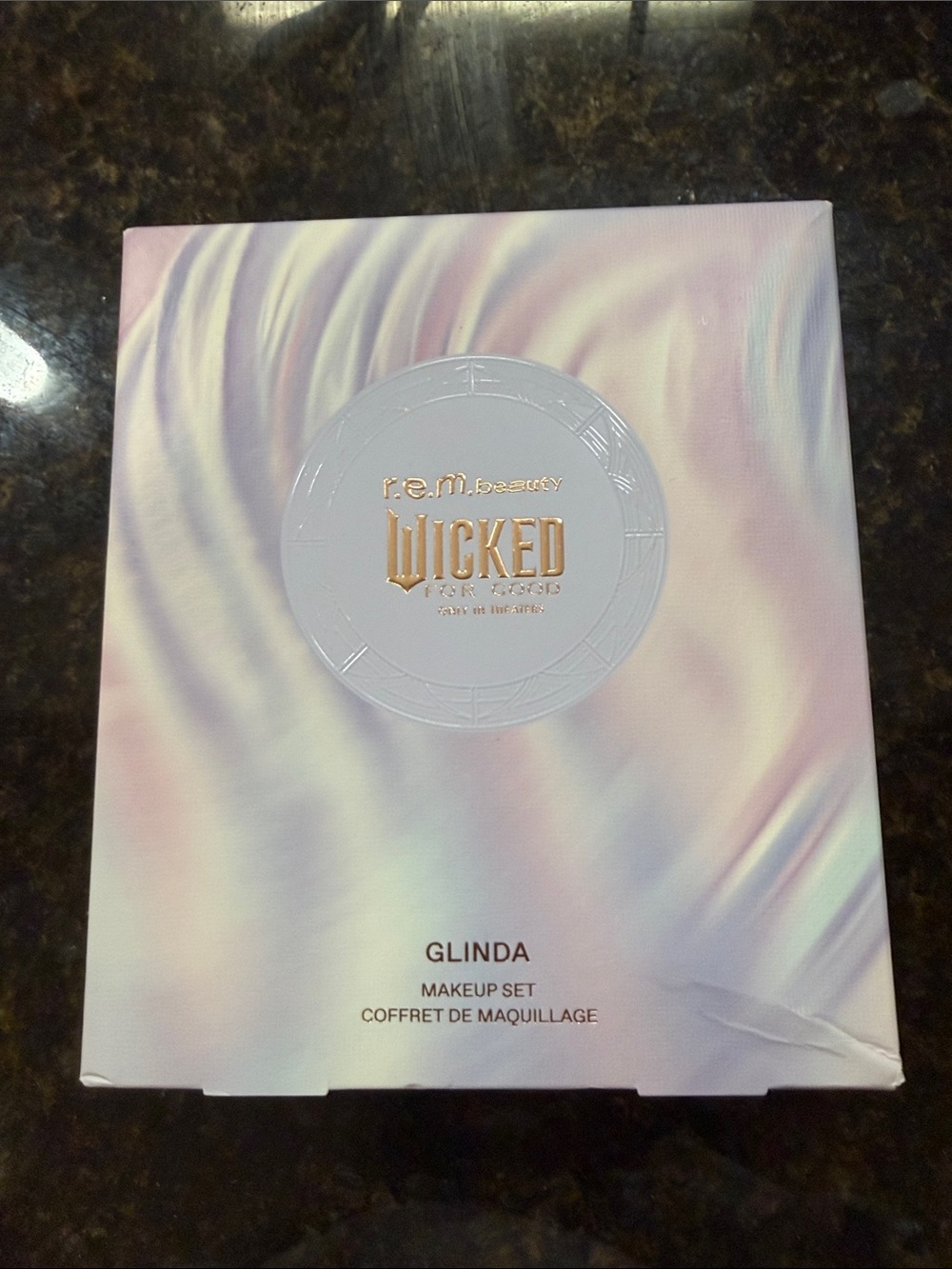 r.e.m. beauty Wicked Glinda Eyeshadow Makeup Set - Iridescent Pink